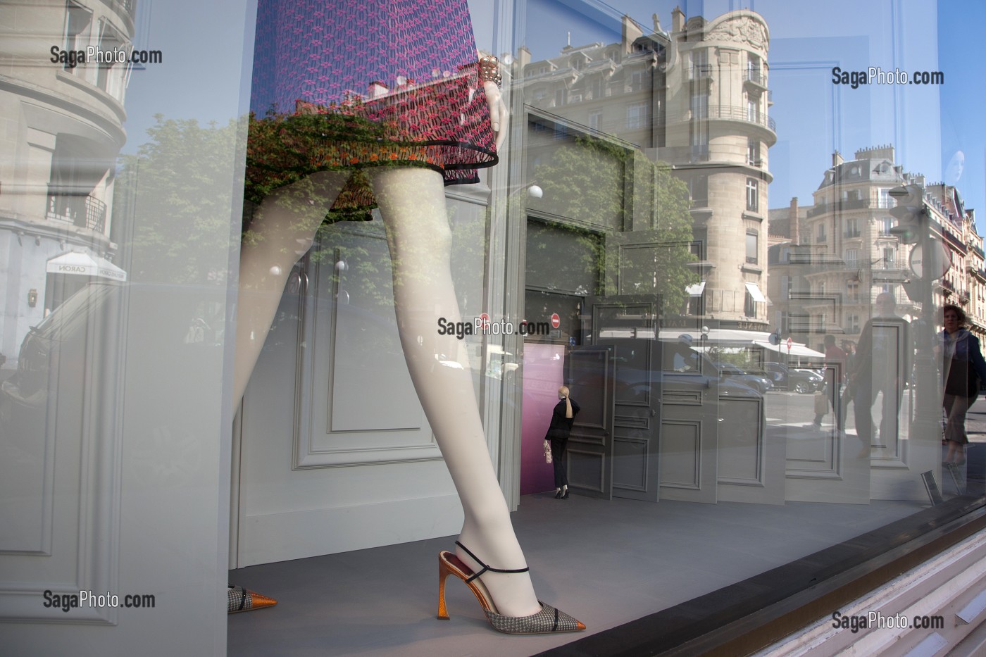 REFLET DE LA VITRINE DIOR RUE FRANCOIS 1ER, 8EME ARRONDISSEMENT, PARIS, FRANCE 