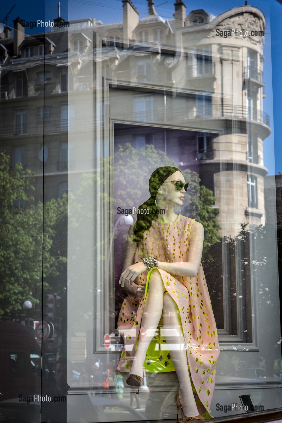 REFLET D'UN MANNEQUIN DANS LA VITRINE DIOR, RUE FRANCOIS 1ER, 8EME ARRONDISSEMENT, PARIS, FRANCE 
