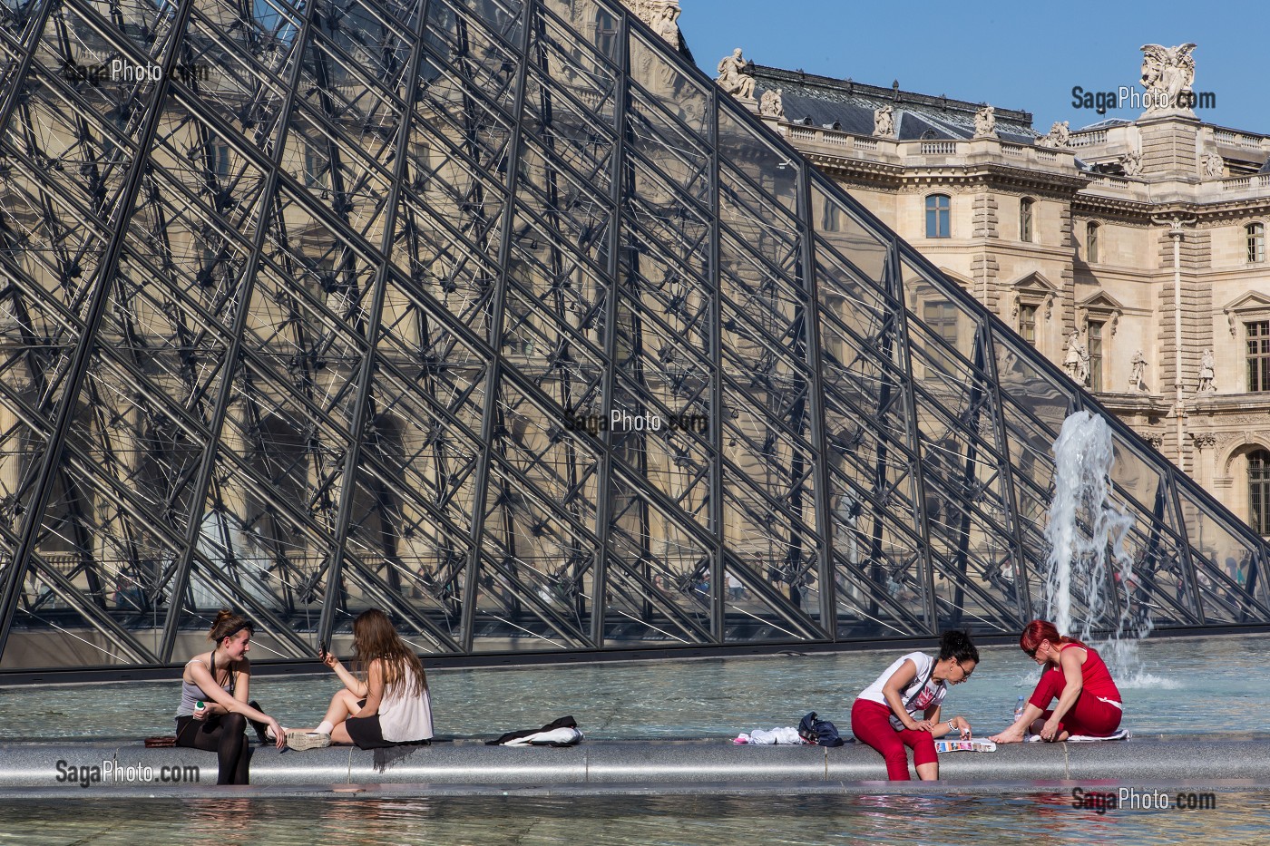 TOURISTES AU SOLEIL DEVANT LA PYRAMIDE ET LES BASSINS DU MUSEE DU LOUVRE, PARIS 1ER, FRANCE 