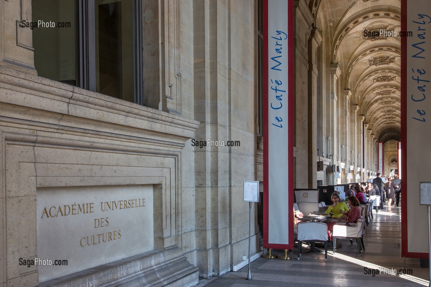 LE CAFE MARLY DEVANT L'ACADEMIE UNIVERSELLE DES CULTURES DU MUSEE DU LOUVRE, 1ER ARRONDISSEMENT, PARIS, FRANCE 