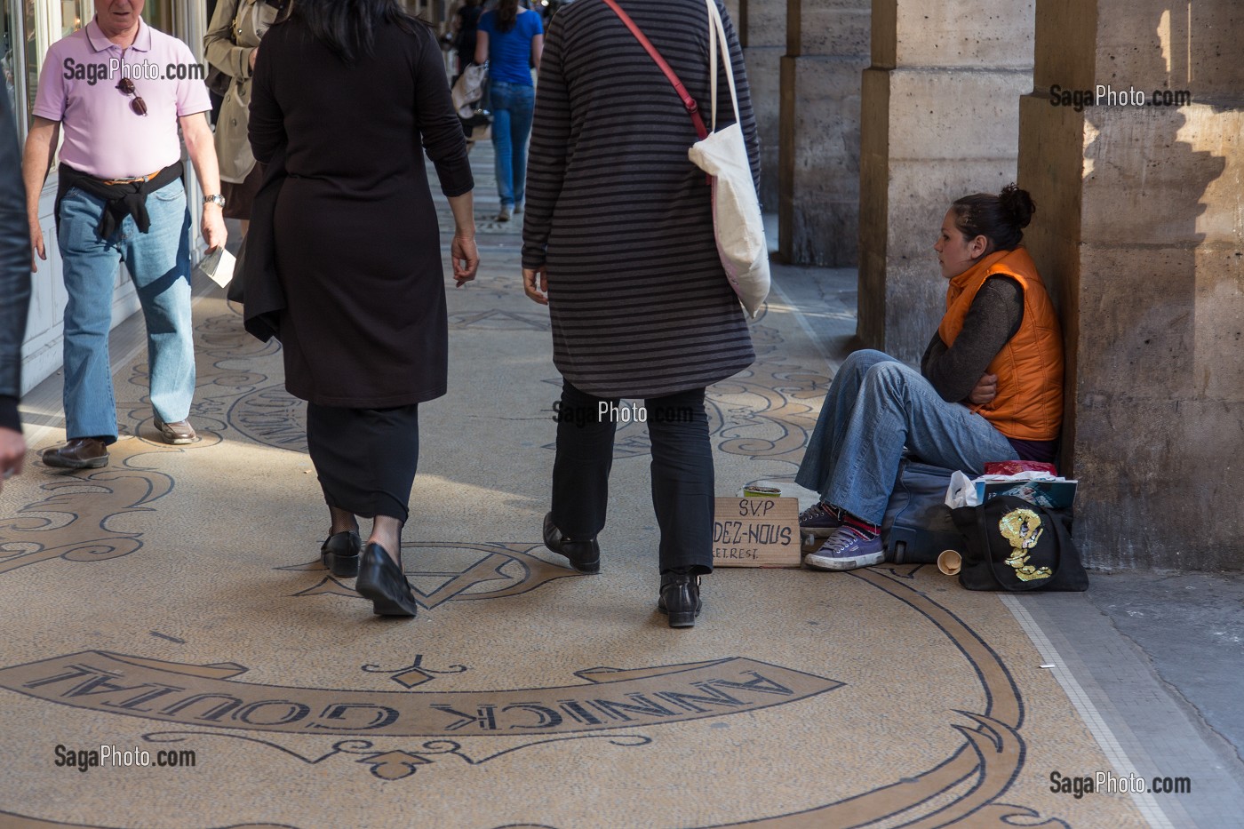 FEMME SANS ABRIS QUI FAIT LA MANCHE SOUS LES ARCADES DE LA RUE CASTIGLIONE, PLACE VENDOME, 1ER ARRONDISSEMENT, PARIS, FRANCE 