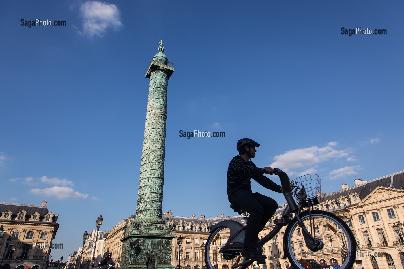 VELIB DEVANT LA COLONNE DE LA PLACE VENDOME, 1ER ARRONDISSEMENT, PARIS, FRANCE 