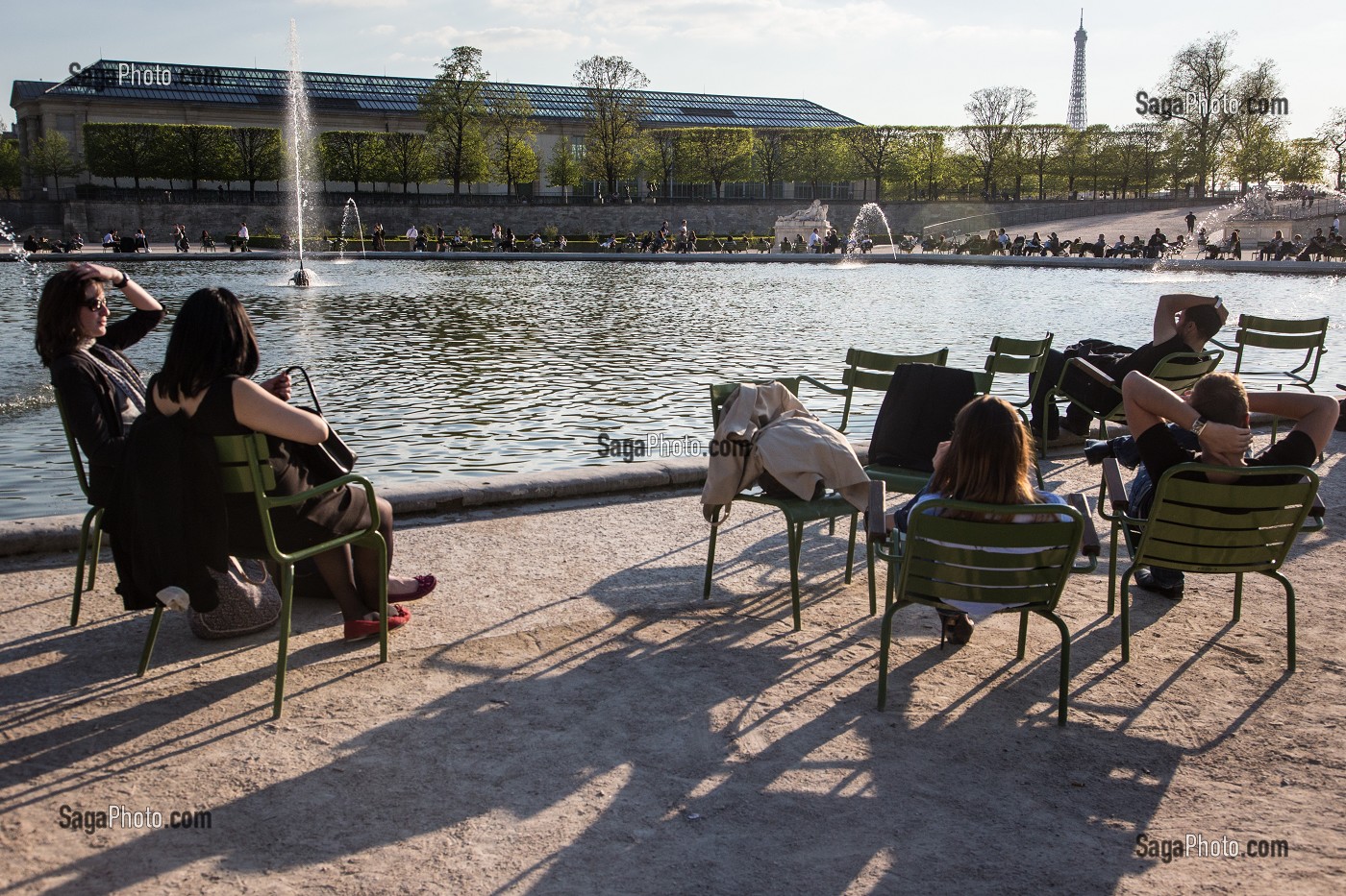 BAIN DE SOLEIL AU JARDIN DES TUILERIES, QUARTIER DU LOUVRE, RUE CASTIGLIONE, 1ER ARRONDISSEMENT, PARIS, FRANCE 