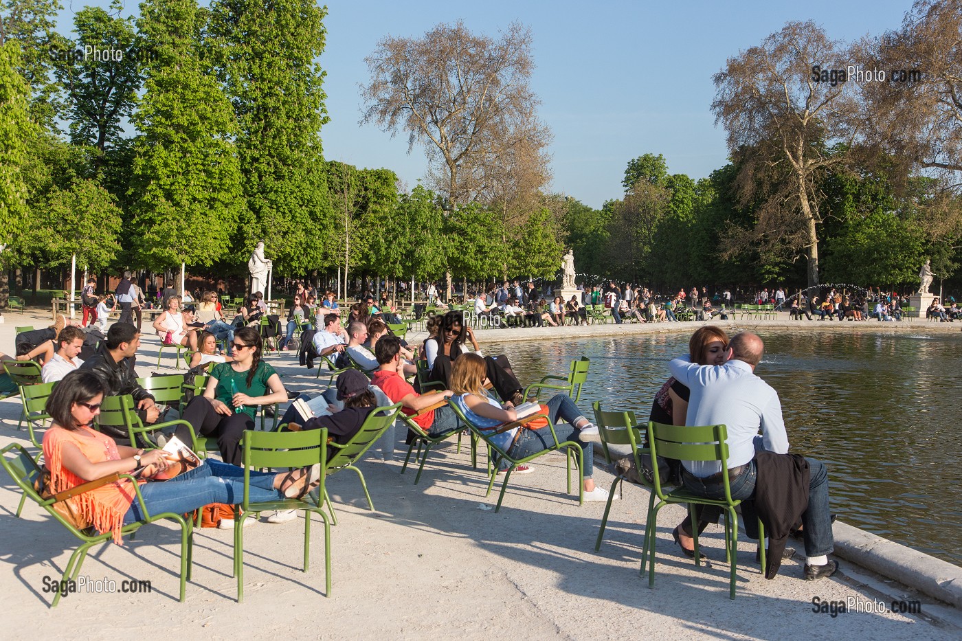 PERSONNES SE REPOSANT AUTOUR DU BASSIN OCTOGONAL, JARDIN DES TUILERIES, 1ER ARRONDISSEMENT, PARIS, FRANCE 