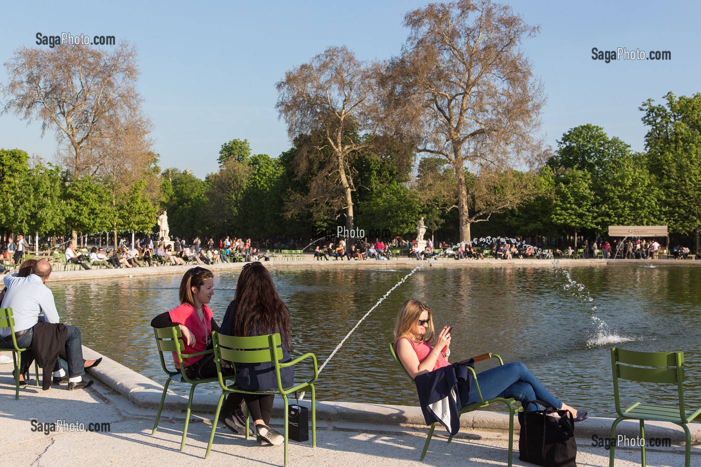 PERSONNES SE REPOSANT AUTOUR DU BASSIN OCTOGONAL, JARDIN DES TUILERIES, 1ER ARRONDISSEMENT, PARIS, FRANCE 