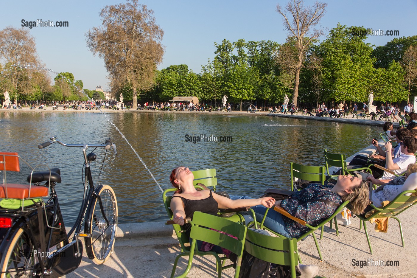 BAIN DE SOLEIL ET PERSONNES SE REPOSANT AUTOUR DU BASSIN OCTOGONAL, JARDIN DES TUILERIES, 1ER ARRONDISSEMENT, PARIS, FRANCE 