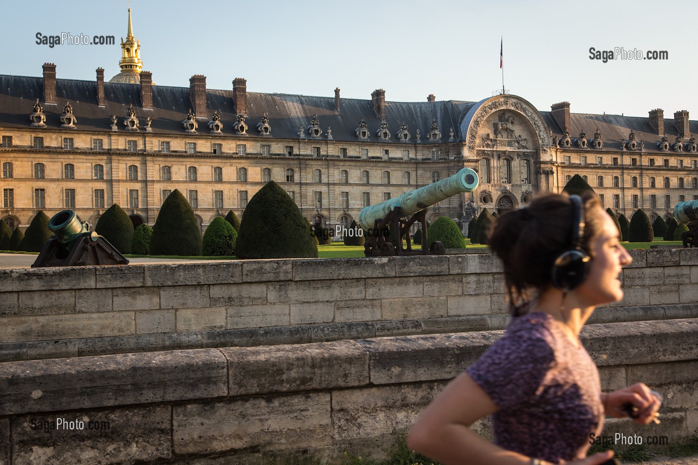 JOGGEUSE DEVANT LE MUSEE DE L'ARMEE, HOTEL DES INVALIDES, 7EME ARRONDISSEMENT, PARIS, FRANCE 