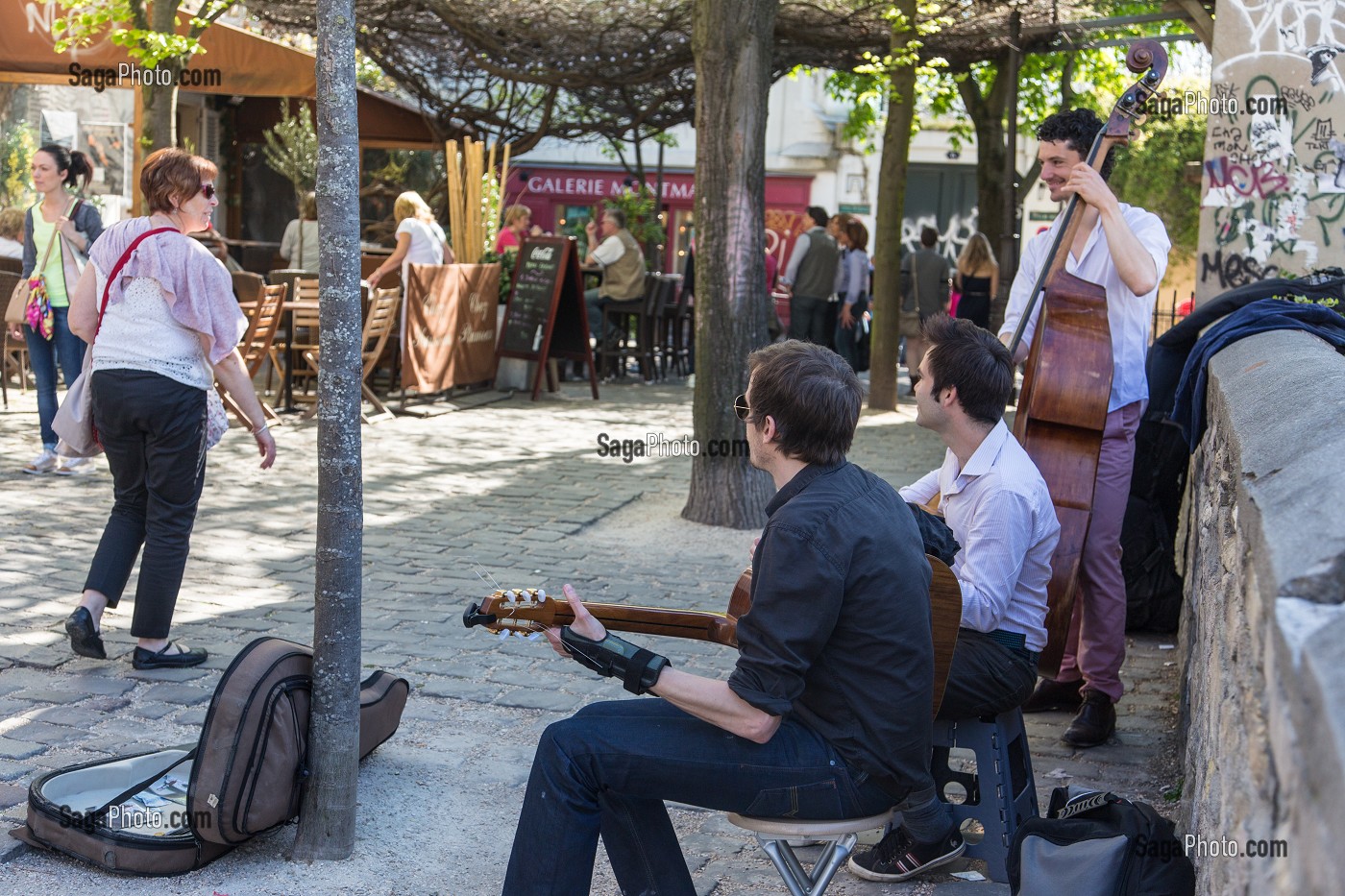 GROUPE DE MUSICIENS JOUANT DANS LA RUE POULBOT, BUTTE MONTMARTRE, 18 EME ARRONDISSEMENT, PARIS, FRANCE 