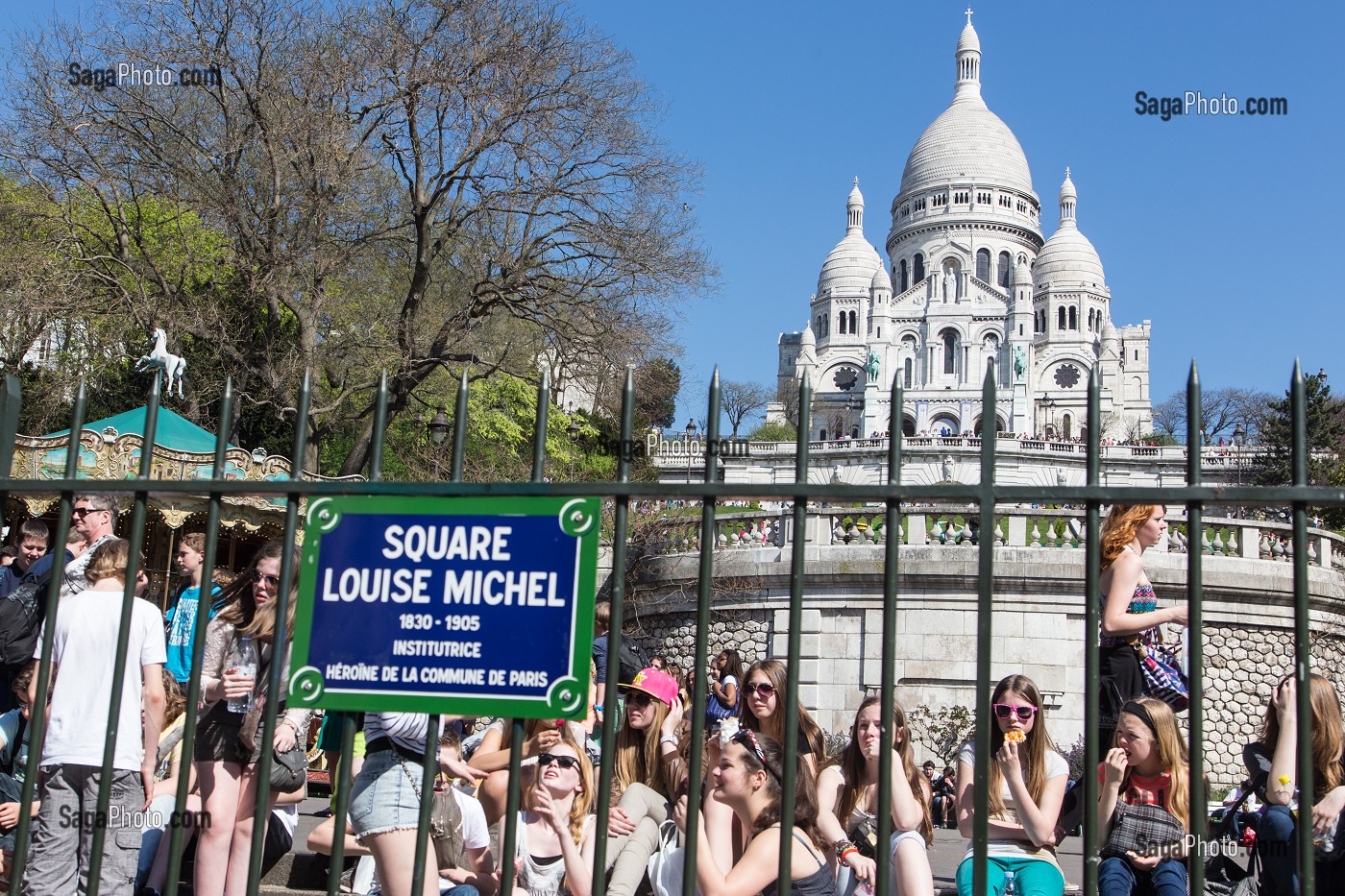 JEUNES DANS LE SQUARE LOUISE MICHEL DEVANT LA BASILIQUE DU SACRE-COEUR, BUTTE MONTMARTRE, 18 EME ARRONDISSEMENT, PARIS, FRANCE 