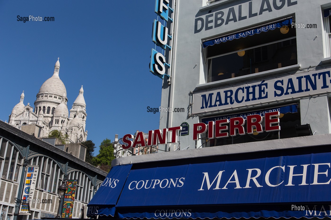 DOMES DE LA BASILIQUE DU SACRE-COEUR ET MARCHE AUX TISSUS SAINT-PIERRE DREYFUS, RUE LIVINGSTONE, BUTTE MONTMARTRE, 18 EME ARRONDISSEMENT, PARIS, FRANCE 