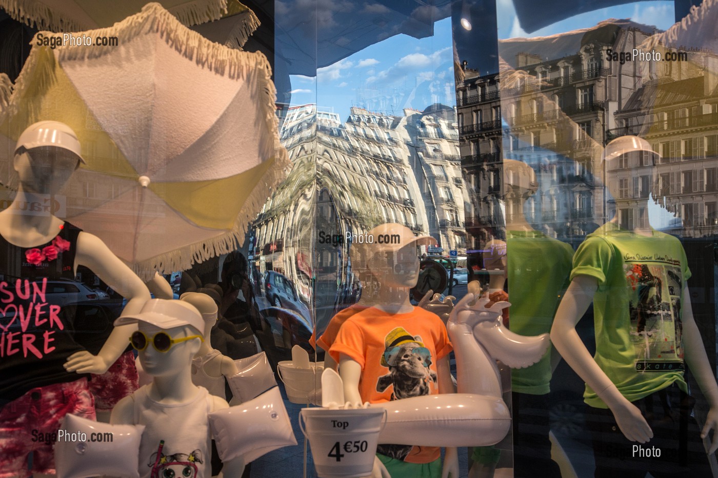 VITRINE DE MAGASIN DE VETEMENTS DU CENTRE COMMERCIAL DE LA TOUR MONTPARNASSE, 14EME ARRONDISSEMENT, PARIS, FRANCE 