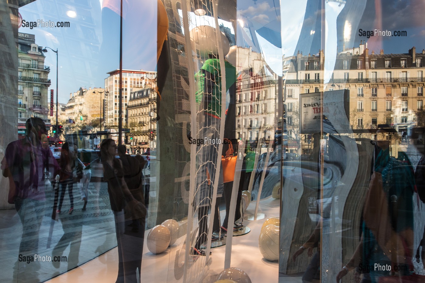 VITRINE DE MAGASIN DE VETEMENTS DU CENTRE COMMERCIAL DE LA TOUR MONTPARNASSE, 14EME ARRONDISSEMENT, PARIS, FRANCE 