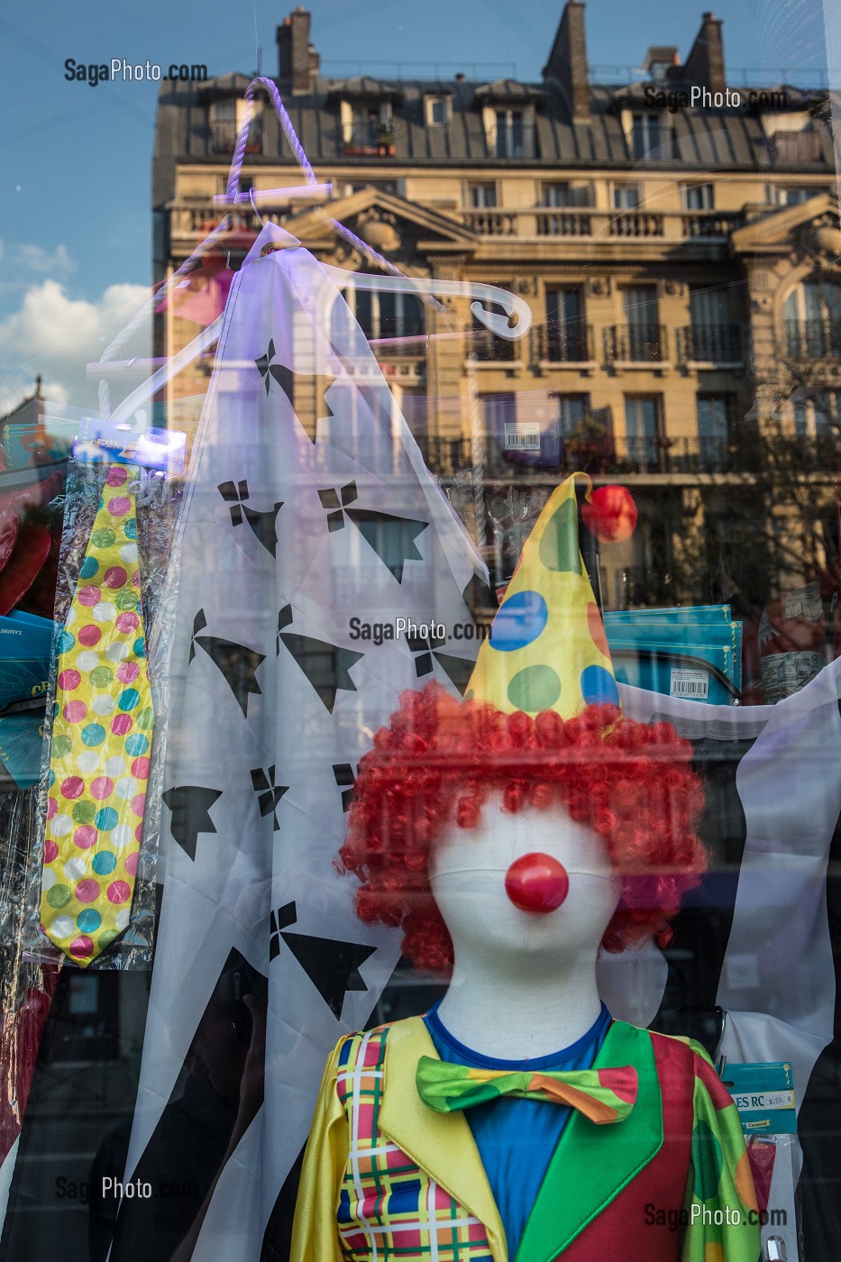 VITRINE DE MAGASIN DE DEGUISEMENTSS DE CLOWN, QUARTIER DU MONTPARNASSE, 14EME ARRONDISSEMENT, PARIS, FRANCE 