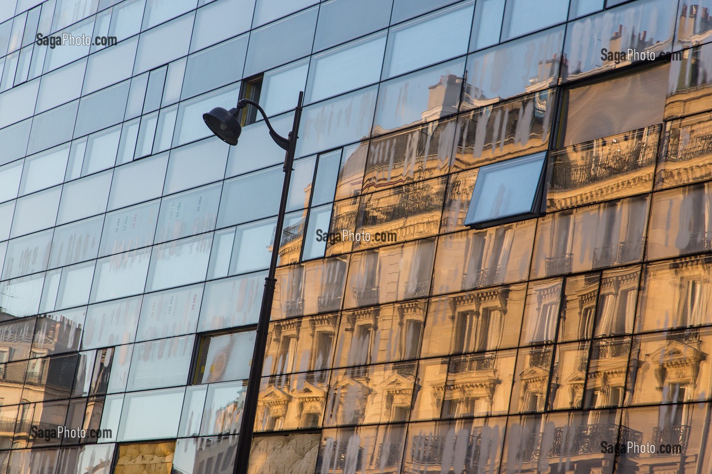 REFLET D'UN IMMEUBLE ANCIEN DANS UN IMMEUBLE DE BUREAU MODERNE ET VITRE, QUARTIER DU MONTPARNASSE, RUE FALGUIERES, 15 EME ARRONDISSEMENT, PARIS, FRANCE 