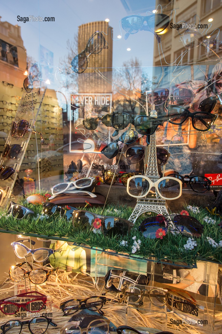 REFLET DE LA VILLE DANS LA VITRINE D'UN OPTICIEN ET COMMERCE DE LUNETTES FANTAISIE AVEC LA TOUR EIFFEL ET TOUR MONTPARNASSE, RUE DU CHERCHE-MIDI, 6EME ARRONDISSEMENT, PARIS, FRANCE 