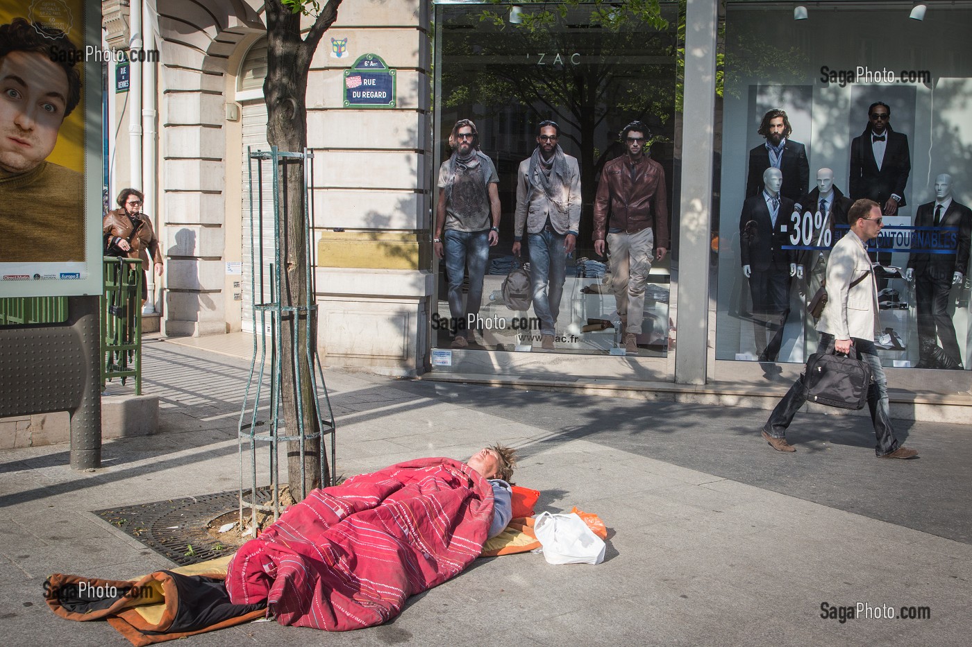 FEMME SANS ABRI ALLONGEE SUR LE TROTTOIR, MISERE ET PAUVRETE, RUE DU REGARD, 6EME ARRONDISSEMENT, PARIS, FRANCE 