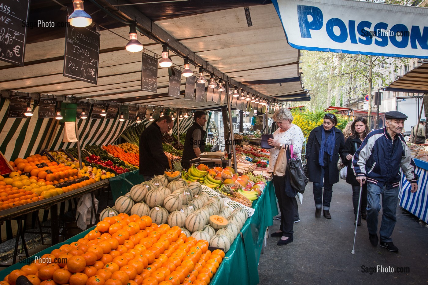 ETALAGE DE FRUITS BIOS (ORANGES, MELONS), MARCHE BIOLOGIQUE, BOULEVARD RASPAIL, 6EME ARRONDISSEMENT, PARIS, FRANCE 