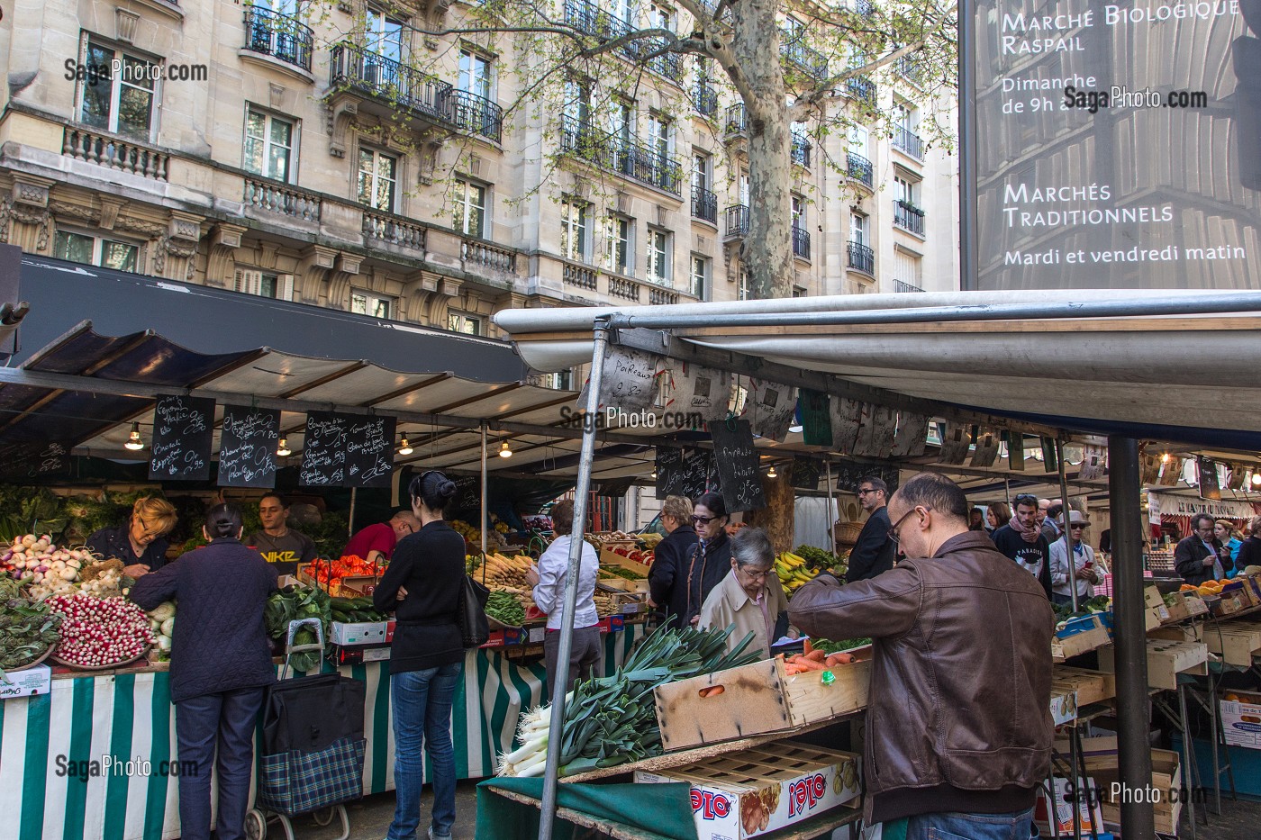 ETALAGE DE FRUITS ET LEGUMES BIOS, MARCHE BIOLOGIQUE, BOULEVARD RASPAIL, 6EME ARRONDISSEMENT, PARIS, FRANCE 