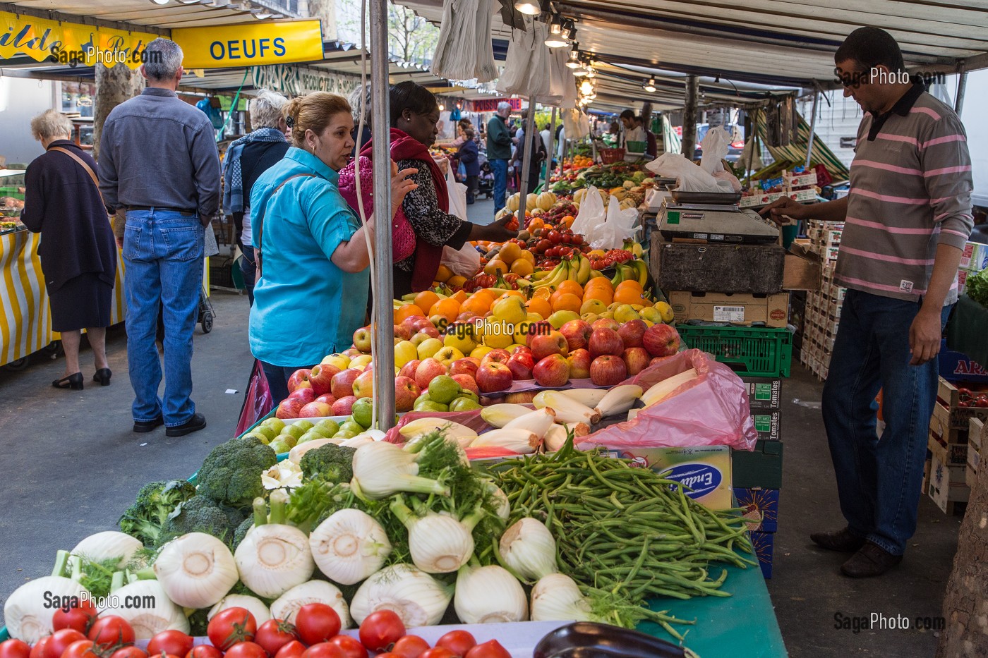 ETALAGE DE FRUITS ET LEGUMES BIOS, MARCHE BIOLOGIQUE, BOULEVARD RASPAIL, 6EME ARRONDISSEMENT, PARIS, FRANCE 
