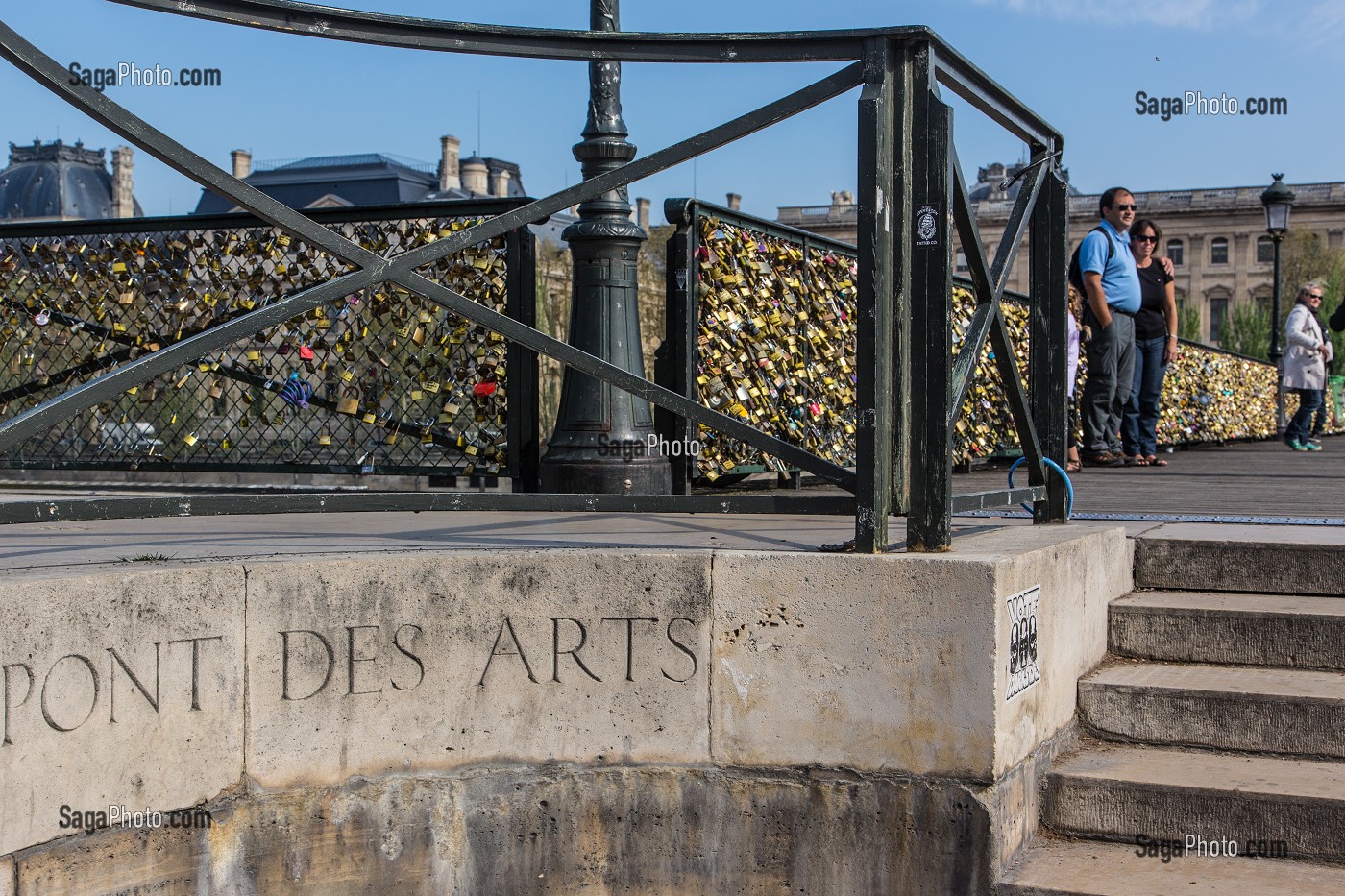 TOURISTES ET CADENAS DES AMOUREUX ACCROCHES SUR LES RAMBARDES DU PONT DES ARTS, 1ER ARRONDISSEMENT, PARIS, FRANCE 