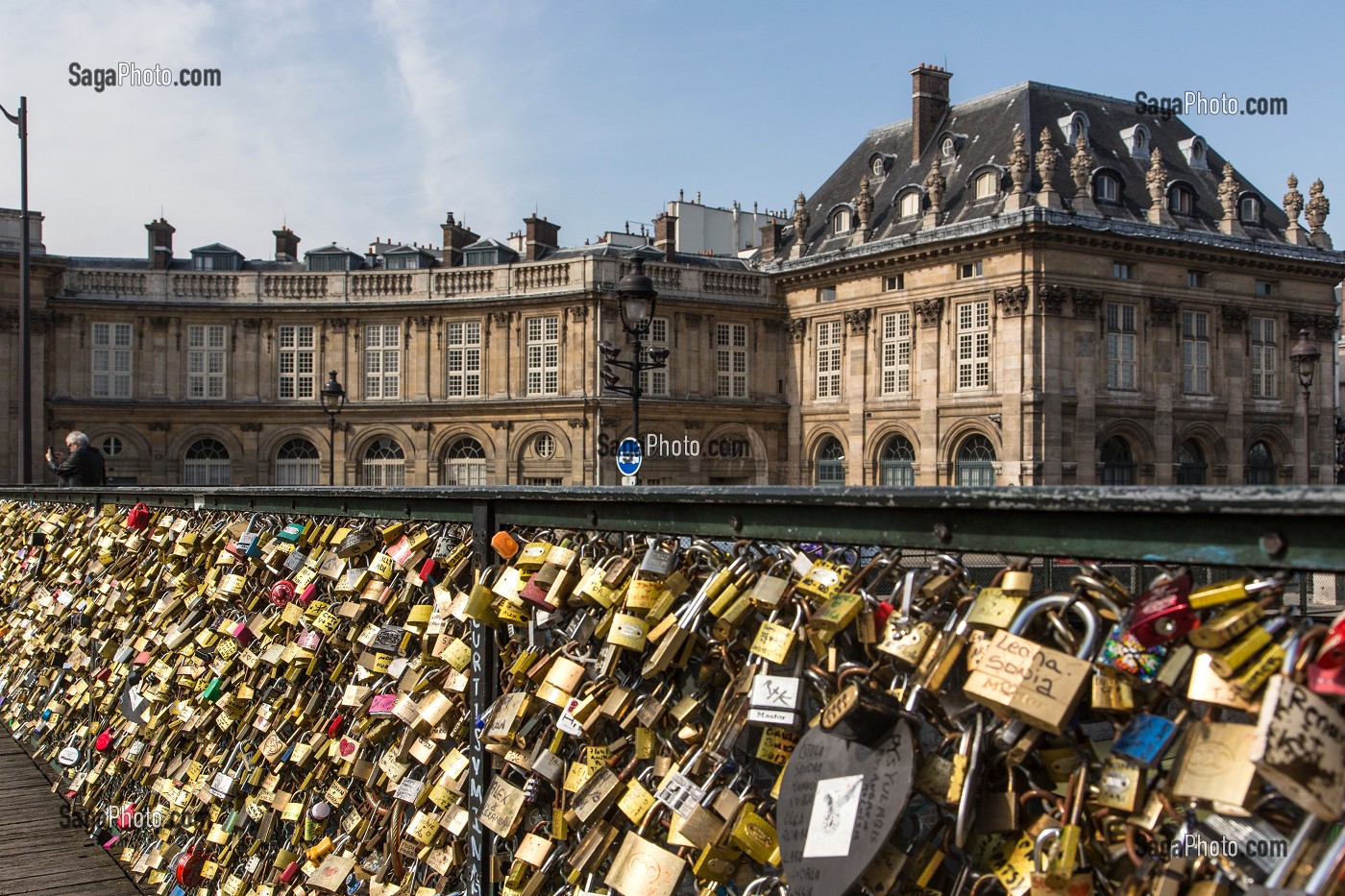 LES CADENAS DES AMOUREUX ACCROCHES SUR LES RAMBARDES DU PONT DES ARTS ET L'INSTITUT DE FRANCE, 1ER ARRONDISSEMENT, PARIS, FRANCE 