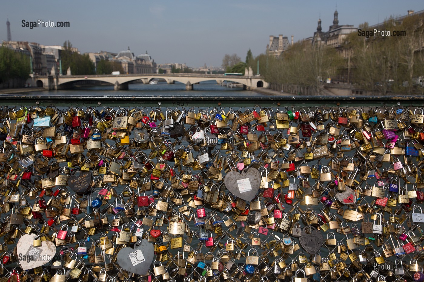 LES CADENAS DES AMOUREUX ACCROCHES SUR LES RAMBARDES DU PONT DES ARTS AU DESSUS DE LA SEINE, 1ER ARRONDISSEMENT, PARIS, FRANCE 