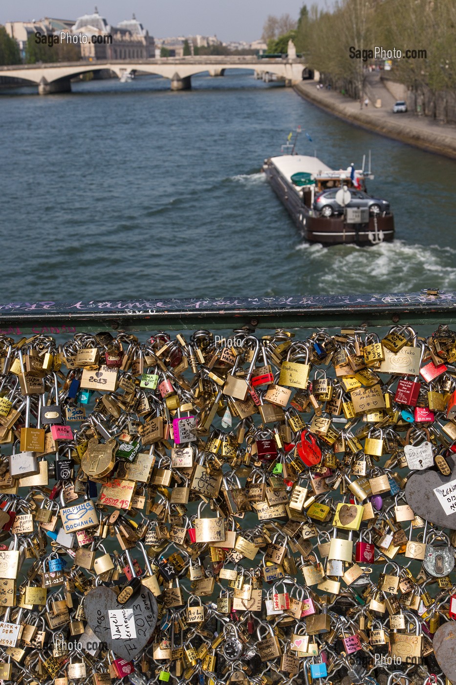 LES CADENAS DES AMOUREUX ACCROCHES SUR LES RAMBARDES DU PONT DES ARTS AVEC LA SEINE ET SES PENICHES, 1ER ARRONDISSEMENT, PARIS, FRANCE 