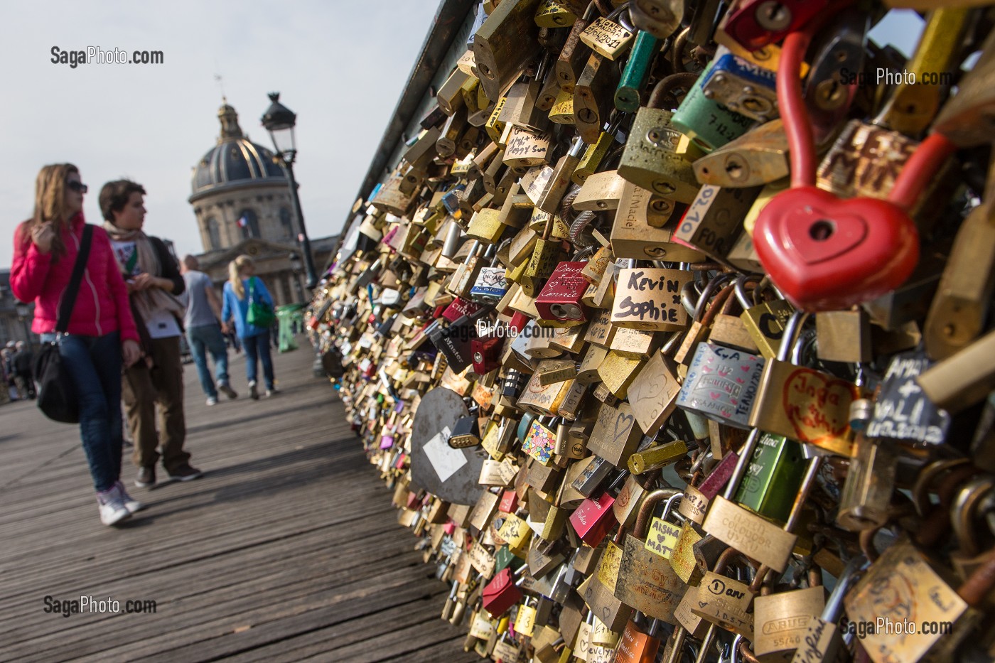 TOURISTES ET CADENAS DES AMOUREUX ACCROCHES SUR LES RAMBARDES DU PONT DES ARTS, 1ER ARRONDISSEMENT, PARIS, FRANCE 