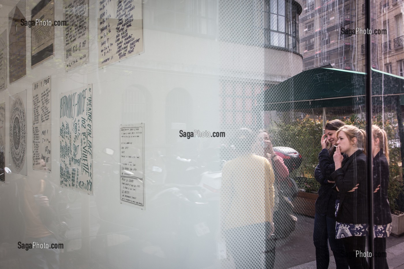 JEUNES FEMMES EN REFLET DANS UNE GALERIE D'ART, RUE GUENEGAUD, 6EME ARRONDISSEMENT, PARIS, FRANCE 