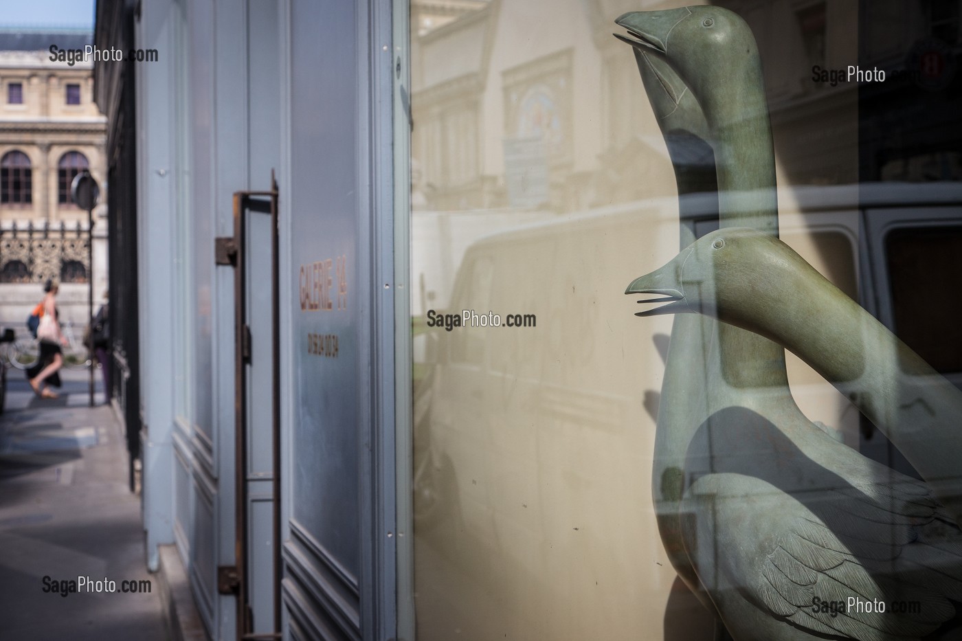 GALERIE AVEC DES SCULPTURES D'OIES QUI REGARDENT LES PASSANTS, RUE DES BEAUX-ARTS, 6EME ARRONDISSEMENT, PARIS, FRANCE 