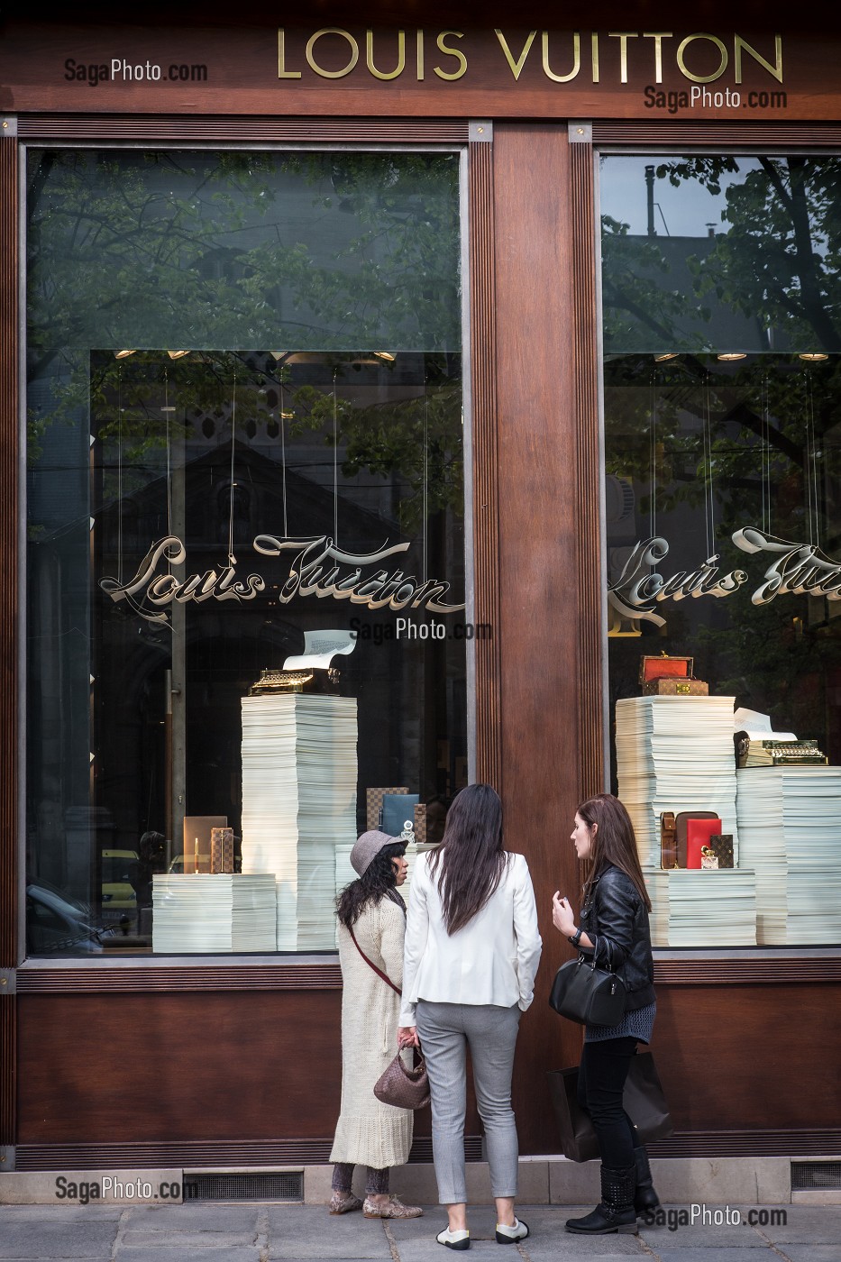 TOURISTES ETRANGERES DEVANT LE MAGASIN DE LUXE LOUIS VUITTON, PLACE DE SAINT-GERMAIN-DES PRES, 6EME ARRONDISSEMENT, PARIS, FRANCE 