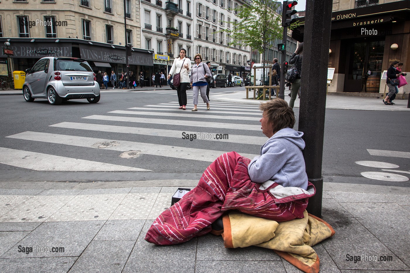 FEMME SANS ABRI ALLONGEE SUR LE TROTTOIR, MISERE ET PAUVRETE, RUE DE RENNES, 6EME ARRONDISSEMENT, PARIS, FRANCE 