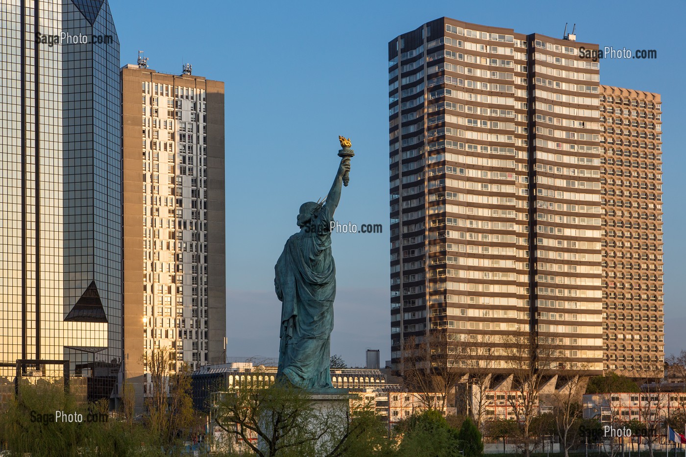 STATUE DE LA LIBERTE AU MILIEU DES TOURS DU QUARTIER DE BEAUGRENELLE, 15 EME ARRONDISSEMENT, PARIS, FRANCE 