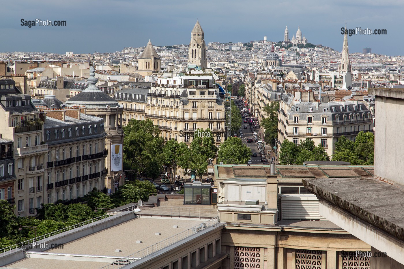 VUE DU PALAIS DE IENA AVEC L'EGLISE SAINT-PIERRE DE CHAILLOT, LE SACRE-COEUR AU FOND ET L'EGLISE ORTHODOXE GRECQUE A DROITE, 16 EME ARRONDISSEMENT, PARIS (75), FRANCE 