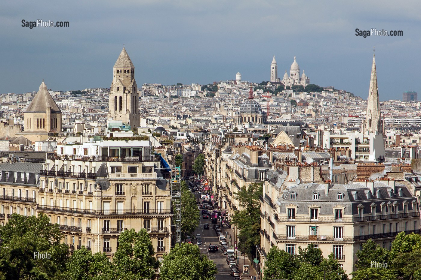 IMMEUBLES D'HABITATION AVEC L'EGLISE SAINT-PIERRE DE CHAILLOT, LE SACRE-COEUR AU FOND ET L'EGLISE ORTHODOXE GRECQUE A DROITE, RUE PIERRE 1ER DE SERBIE, 16 EME ARRONDISSEMENT, PARIS (75), FRANCE 