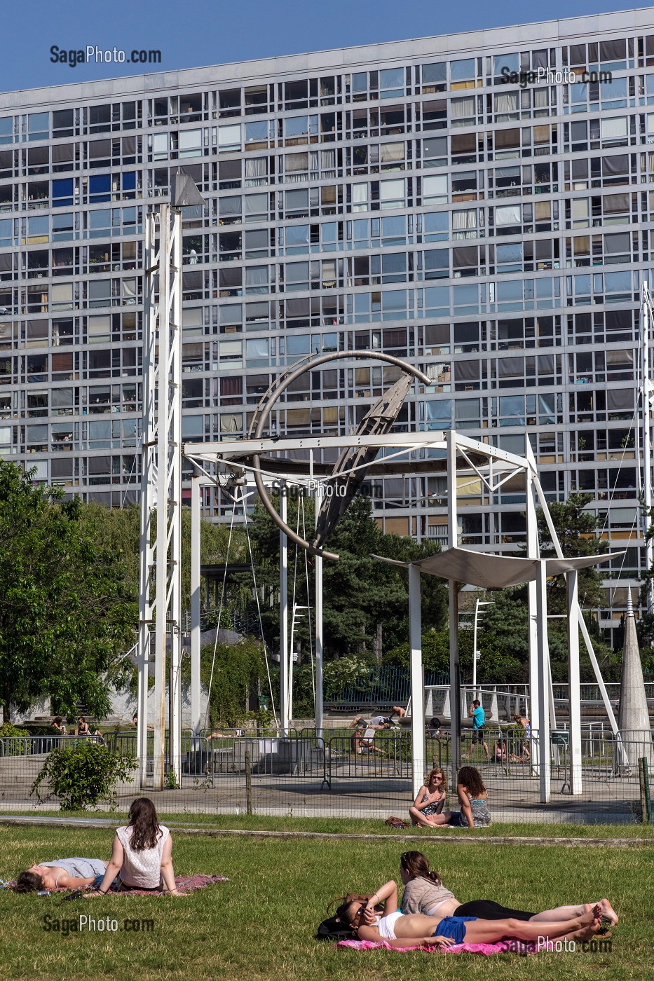 FONTAINE DE L'ILE DES HESPERIDES DANS LE JARDIN ATLANTIQUE AU DESSUS DE LA GARE MONTPARNASSE, PARIS (75015), FRANCE 
