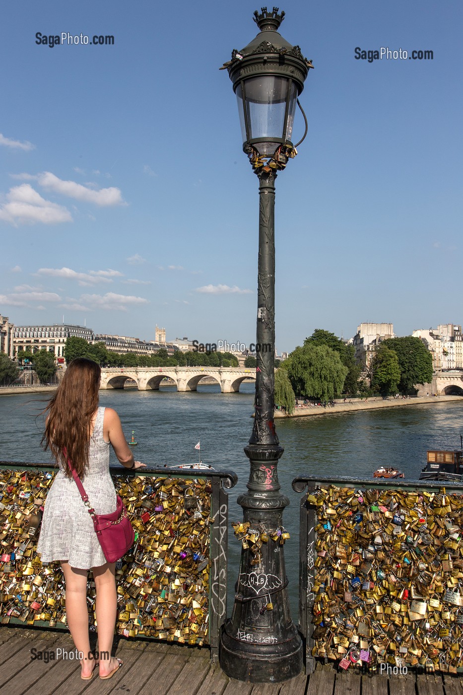 VUE SUR L'ILE DE LA CITE AVEC LE PONT NEUF ET LE SQUARE DU VERT GALANT, JEUNE FEMME DEVANT LES CADENAS DU PONT DES ARTS, QUAI DU LOUVRE, PARIS (75), FRANCE 