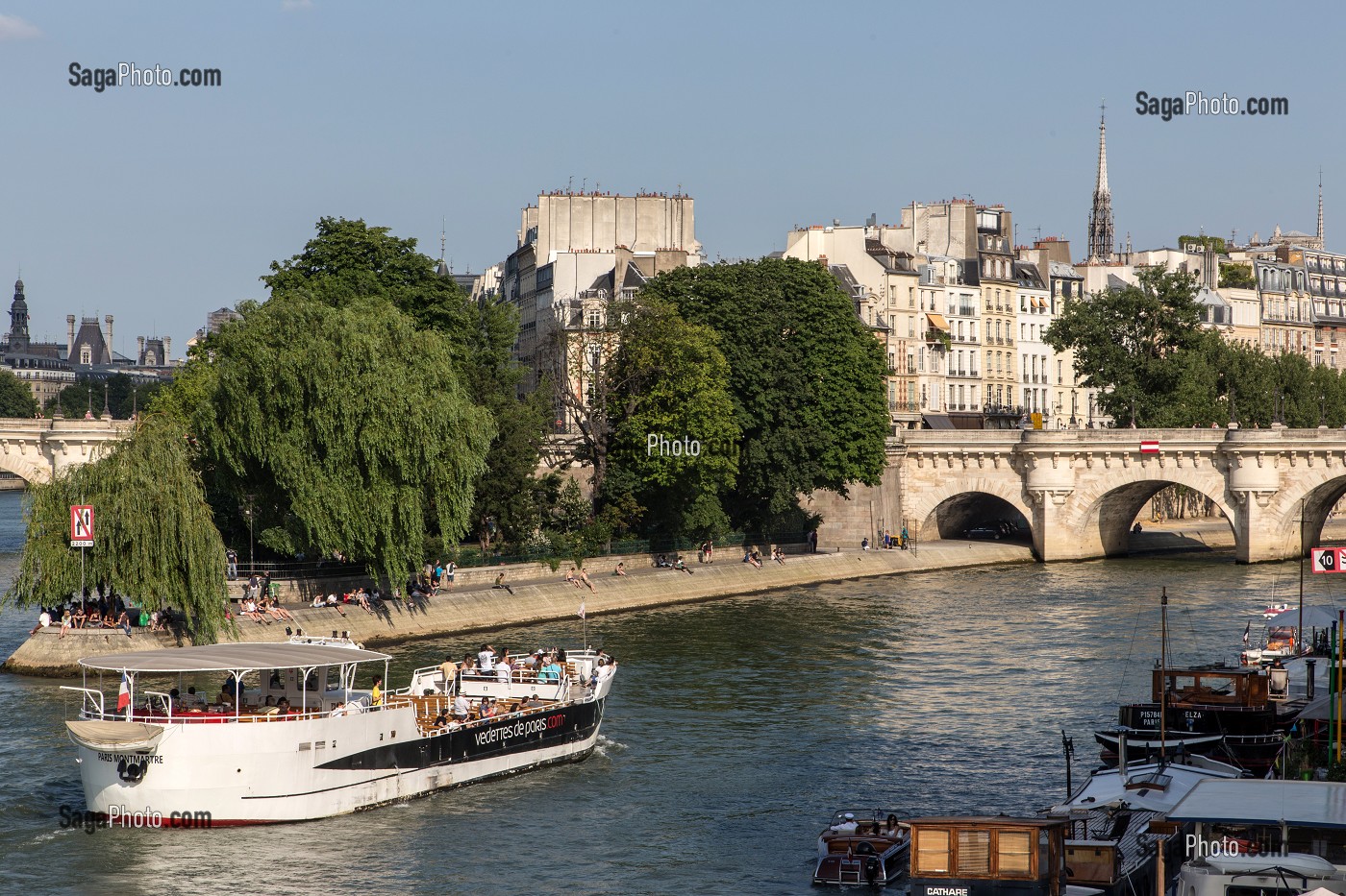 VEDETTES DE PARIS, CROISIERE TOURISTIQUE SUR LA SEINE DEVANT L'ILE DE LA CITE AVEC LE PONT NEUF ET LE SQUARE DU VERT GALANT, QUAI DU LOUVRE, PARIS (75), FRANCE 