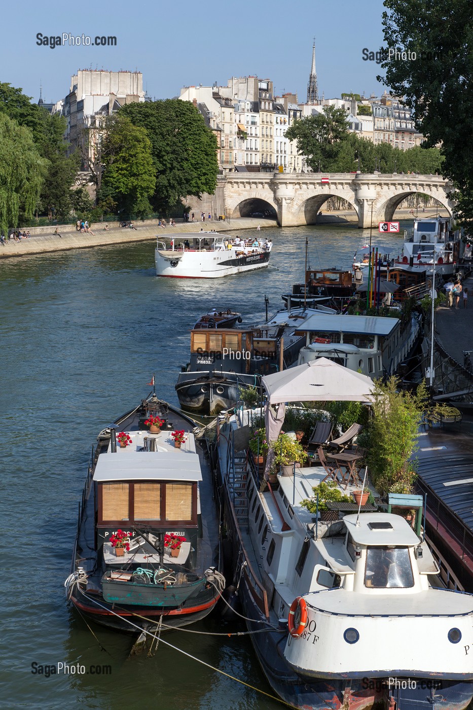 PENICHES SUR LES QUAIS DE SEINE DEVANT L'ILE DE LA CITE AVEC LE PONT NEUF ET LE SQUARE DU VERT GALANT, QUAI DU LOUVRE, PARIS (75), FRANCE 