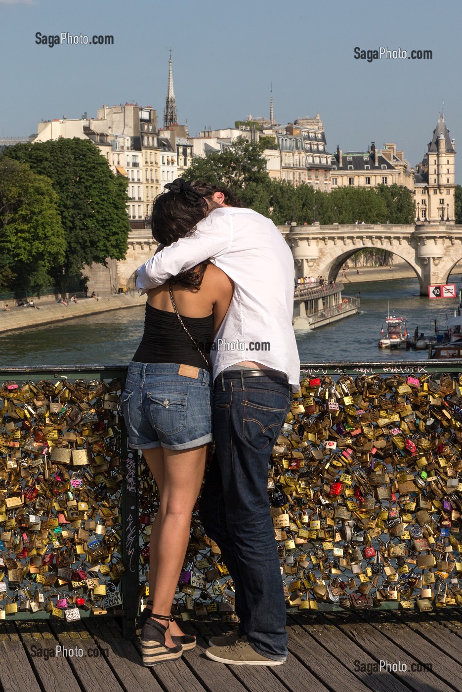 COUPLE D'AMOUREUX SUR PONT DES ARTS COUVERT DE CADENAS, QUAI DU LOUVRE, PARIS (75), FRANCE 