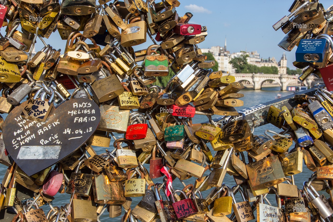 LES CADENAS DU PONT DES ARTS, QUAI DU LOUVRE, PARIS (75), FRANCE 