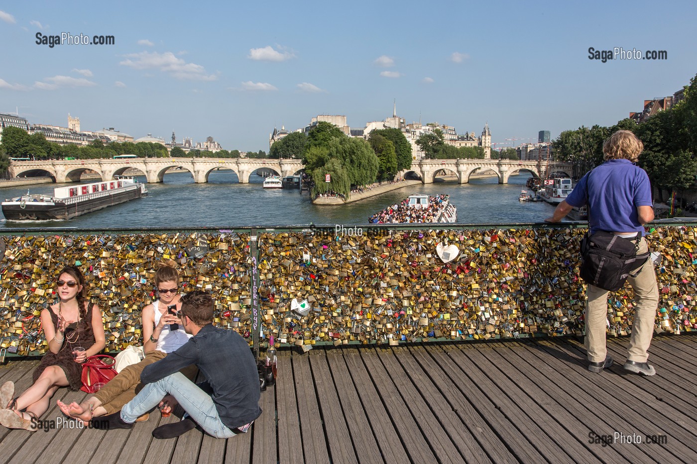 BALADE SUR LES QUAIS DE SEINE, PONT DES ARTS COUVERTS DE CADENAS, QUAI DU LOUVRE, PARIS (75), FRANCE 