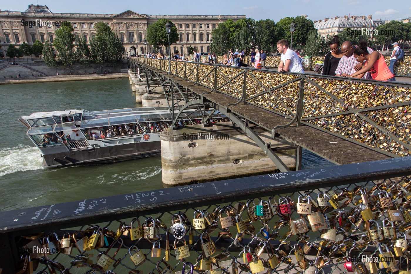 BALADE SUR LES QUAIS DE SEINE, PONT DES ARTS COUVERTS DE CADENAS, QUAI DU LOUVRE, PARIS (75), FRANCE 