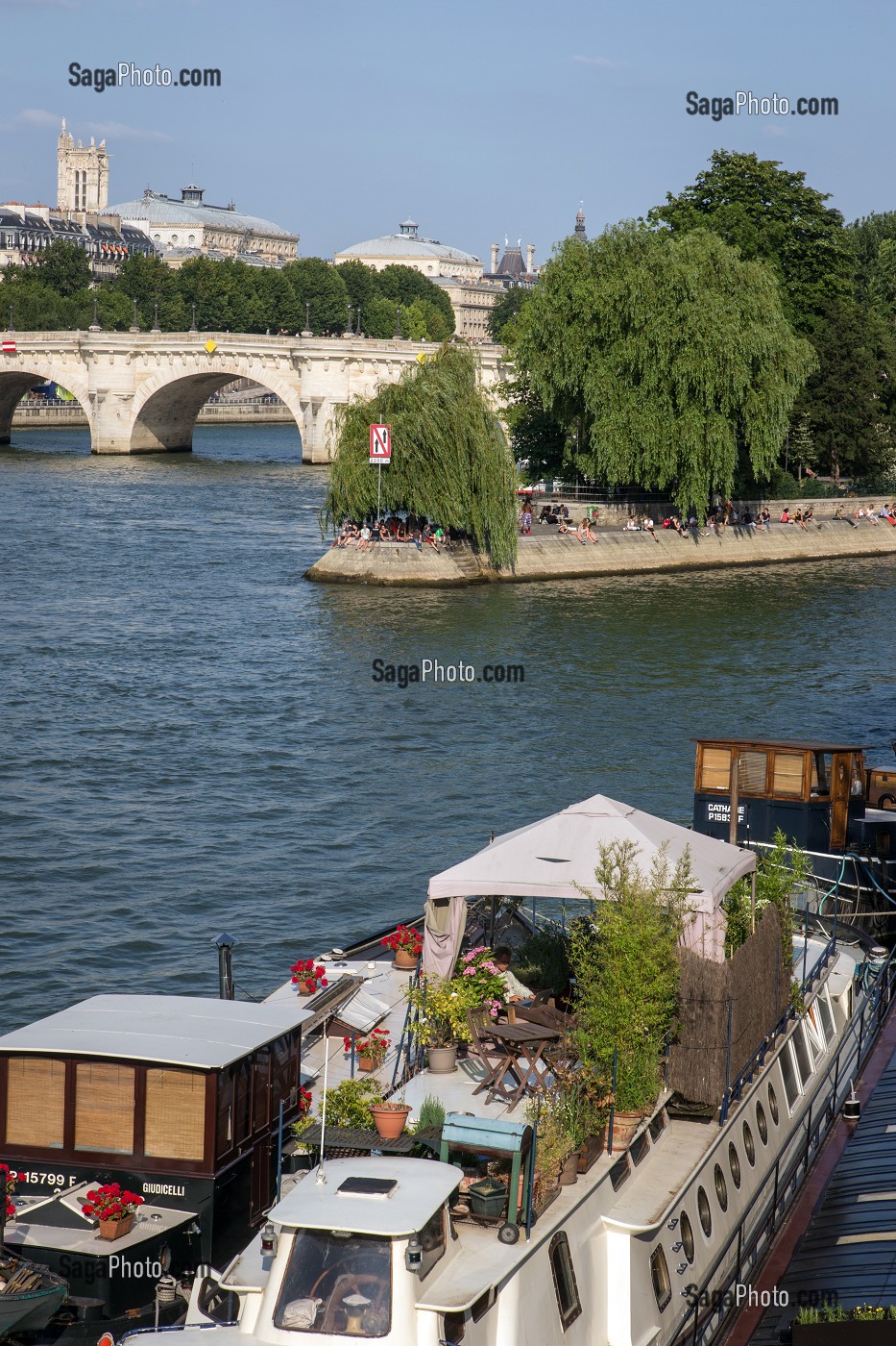 PENICHES SUR LES QUAIS DE SEINE DEVANT L'ILE DE LA CITE AVEC LE PONT NEUF ET LE SQUARE DU VERT GALANT, QUAI DU LOUVRE, PARIS (75), FRANCE 