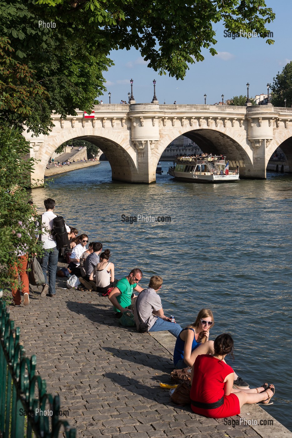 DETENTE ET PIQUE-NIQUE SUR LES QUAIS DE SEINE ET L'ILE DE LA CITE AVEC LE PONT NEUF DEVANT LE SQUARE DU VERT GALANT, QUAI DU LOUVRE, PARIS (75), FRANCE 