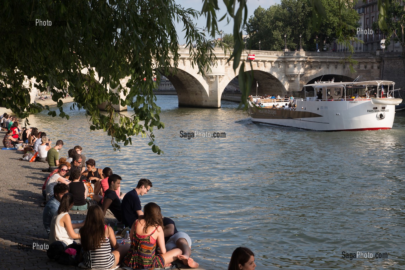 DETENTE ET PIQUE-NIQUE SUR LES QUAIS DE SEINE, LES VEDETTES DE PARIS SUR L'ILE DE LA CITE AVEC LE PONT NEUF DEVANT LE SQUARE DU VERT GALANT, QUAI DU LOUVRE, PARIS (75), FRANCE 