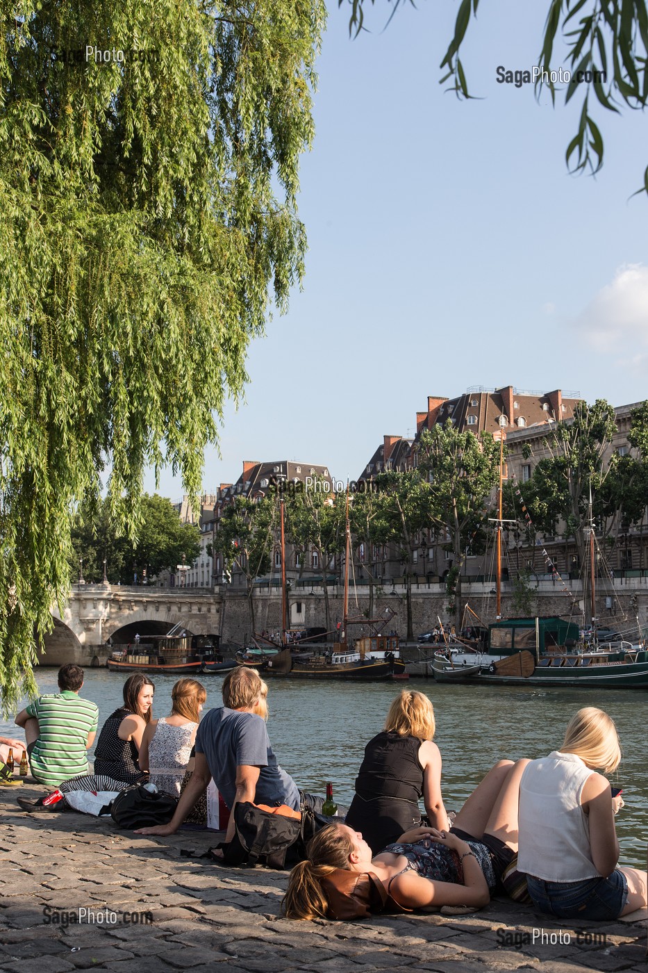 DETENTE ET PIQUE-NIQUE SUR LES QUAIS DE SEINE, L'ILE DE LA CITE AVEC LE PONT NEUF ET LES VOILIERS DEVANT LE SQUARE DU VERT GALANT, QUAI DU LOUVRE, PARIS (75), FRANCE 