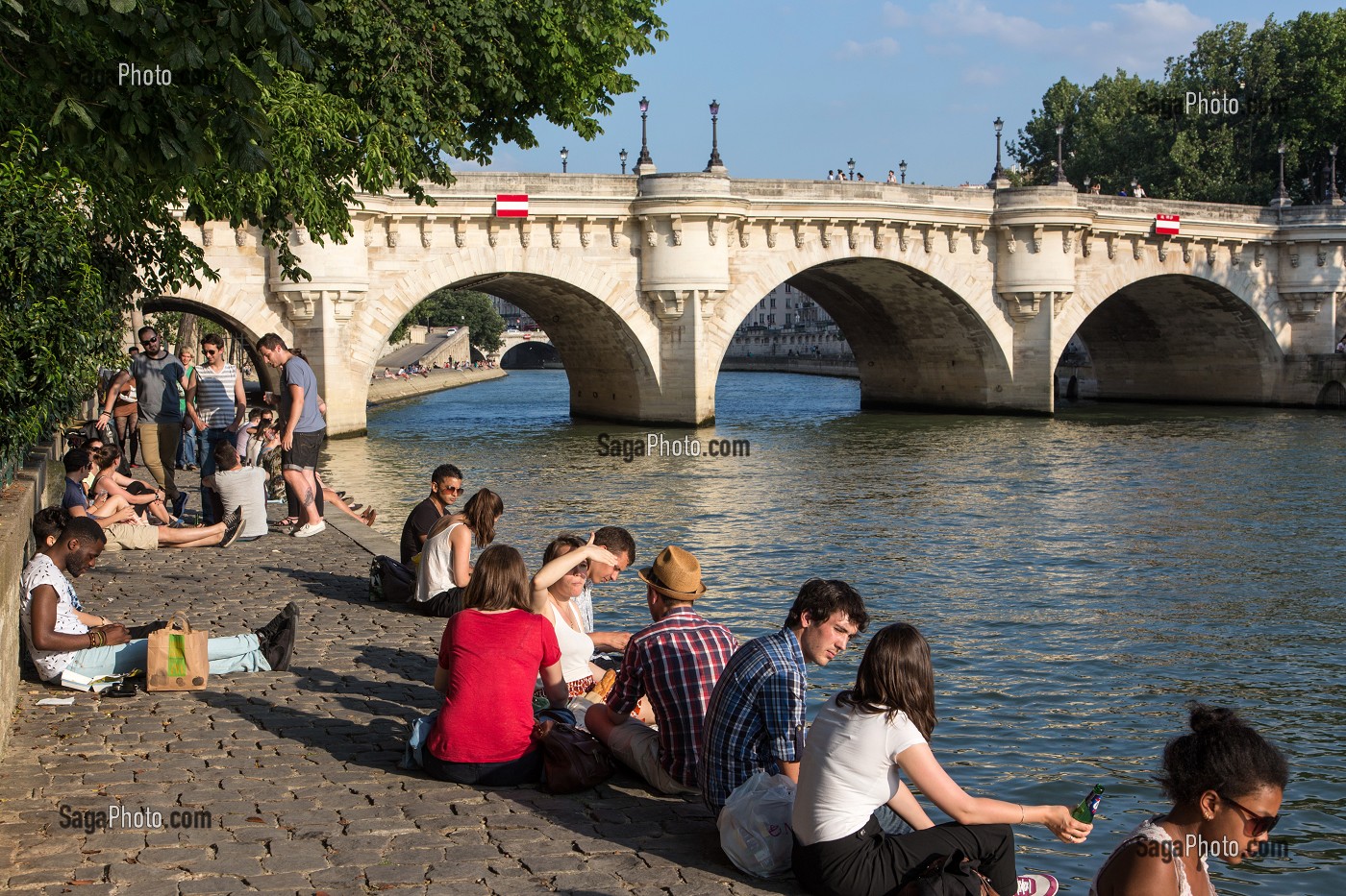 DETENTE ET PIQUE-NIQUE SUR LES QUAIS DE SEINE ET L'ILE DE LA CITE AVEC LE PONT NEUF DEVANT LE SQUARE DU VERT GALANT, QUAI DU LOUVRE, PARIS (75), FRANCE 