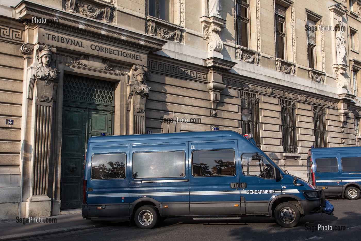 VEHICULES DE LA GENDARMERIE DEVANT LE TRIBUNAL CORRECTIONNEL SUR L'ILE DE LA CITE, 14 QUAI DES ORFEVRES, PARIS (75), FRANCE 