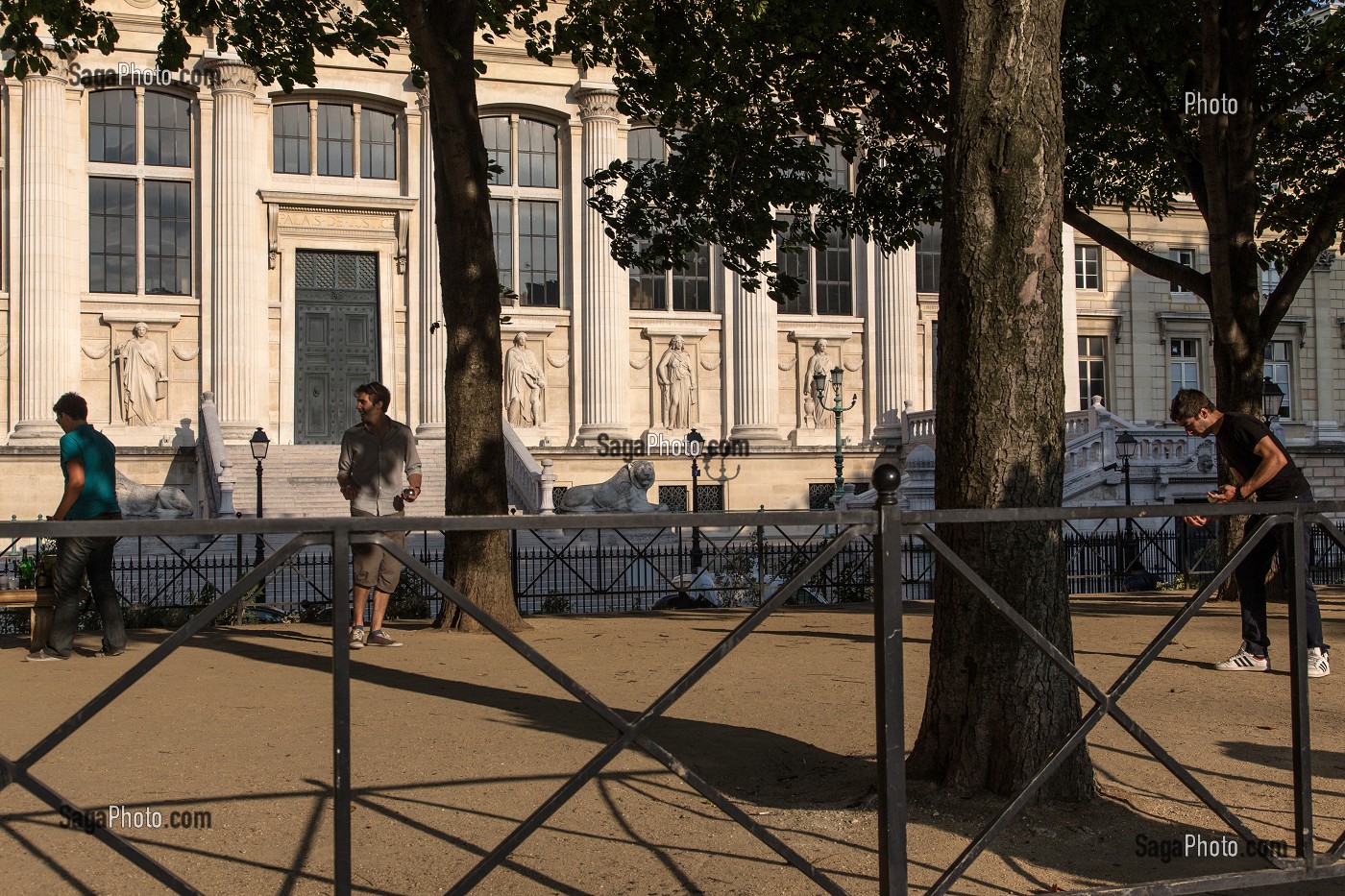 PLACE DAUPHINE DEVANT LE PALAIS DE JUSTICE SUR L'ILE DE LA CITE, PARIS (75), FRANCE 